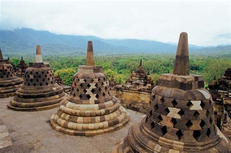  Borobudur-Reliefen: Ett Monumentalt Spektakel av Skulptur och Spirituell Reflektion!